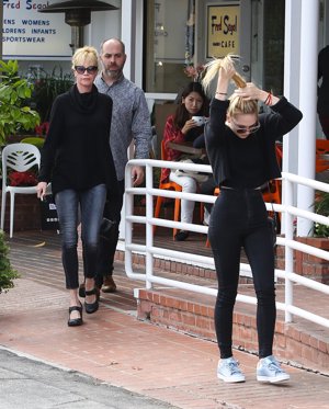 Melanie Griffith recibe el apoyo de su hija, Stella del Carmen