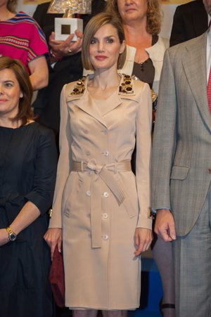 Letizia quien consiguió ser una vez más la protagonista con su trench nude de Felipe Varela, una gabardina con aplicaciones en el cuello y los puños en color borgoña. La Reina ya lució este look en la inauguración de ARCO del pasado 2014.