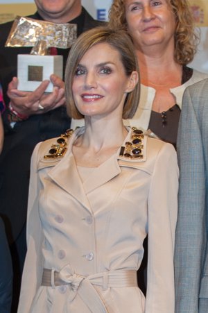 Letizia quien consiguió ser una vez más la protagonista con su trench nude de Felipe Varela, una gabardina con aplicaciones en el cuello y los puños en color borgoña. La Reina ya lució este look en la inauguración de ARCO del pasado 2014.