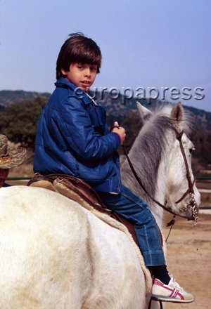 Enrique Iglesias montado en caballo con 11 años