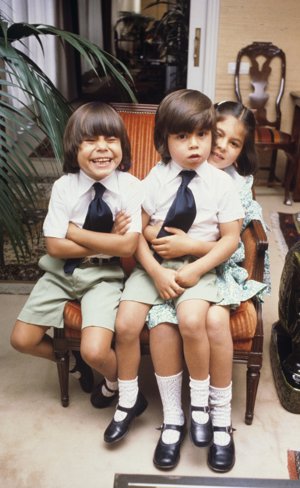 Enrique Iglesias con sus hermanos Julio José y Chabeli