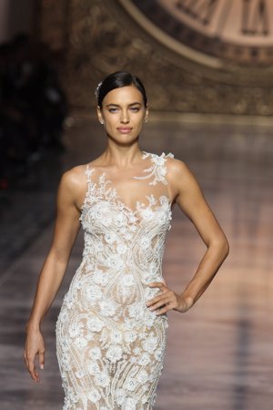 Irina Shayk deslumbra en el desfile de Pronovias en Barcelona