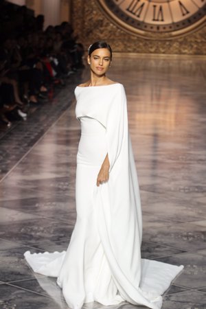 Irina Shayk deslumbra en el desfile de Pronovias en Barcelona