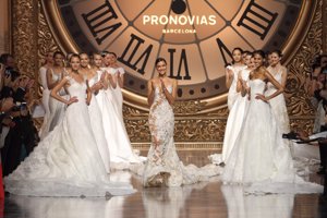 Irina Shayk deslumbra en el desfile de Pronovias en Barcelona