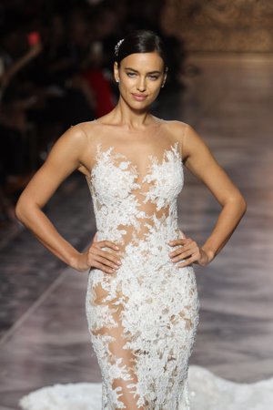 Irina Shayk deslumbra en el desfile de Pronovias en Barcelona