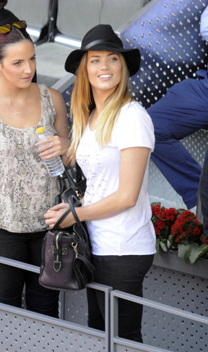 Alison Ekmann con camiseta blanca y sombrero negro