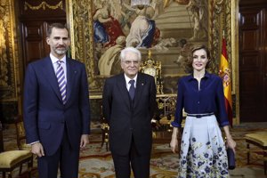 Letizia apostó ayer por las ondas retro que le daban un toque muy lady a su look