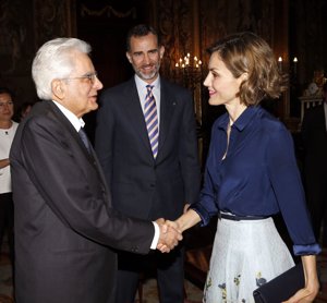 Letizia apostó ayer por las ondas retro que le daban un toque muy lady a su look