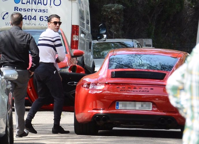 miguel ángel silvestre con su porsche