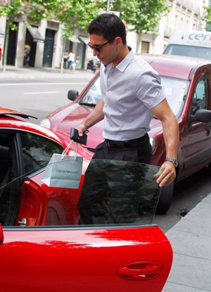 Miguel Ángel Silvestre, compras y cochazo por la Milla de Oro de Madrid