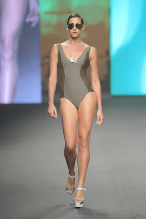 Modelo de Aurelia Gil lucido por Lara Álvarez