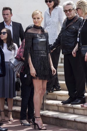 Charlize Theron: 'con falda y a lo loco' en Cannes
