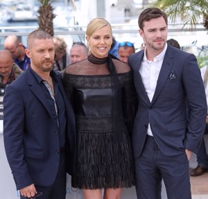 Charlize Theron: 'con falda y a lo loco' en Cannes