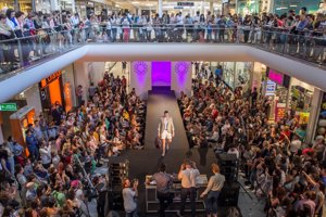 Jesús Castro y Bimba Bosé se convierten por un día en 'personal shopper'