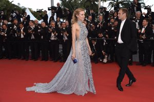 Diane Kruger brilla en la alfombra roja con un Prada con pedrería y delicada transparencia