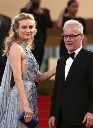 Diane Kruger brilla en la alfombra roja con un Prada con pedrería y delicada transparencia