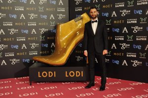 Se subasta el zapato de los Goya por una buena causa