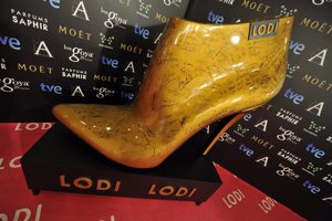 Se subasta el zapato de los Goya por una buena causa