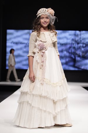 Vestidos largos decorados con flores y un toque de color son las propuestas de Hortensia Maeso