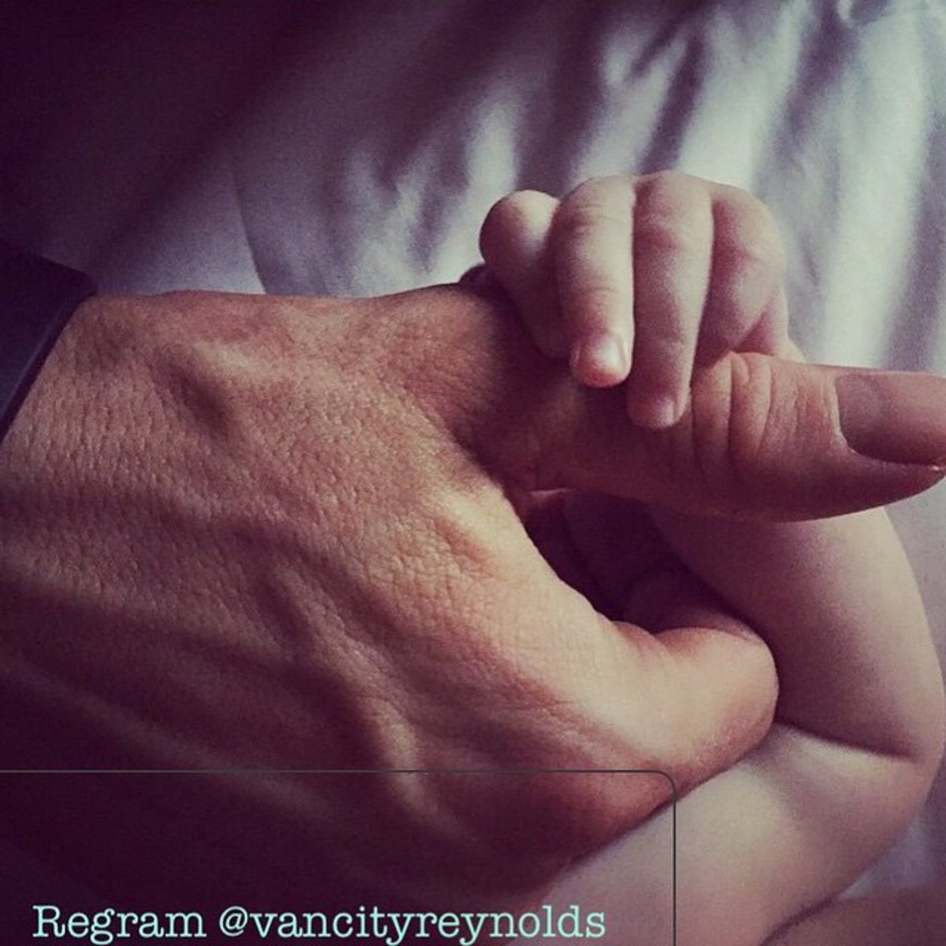 Ryan Reynolds comparte imagen de su hijo en Instagram