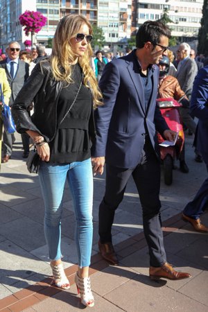 Helen Swedin, la esposa de Luis Figo, también disfrutó de la fiesta Nacional con unos ajuntados jeans, sandalias jaula y cazadora negra