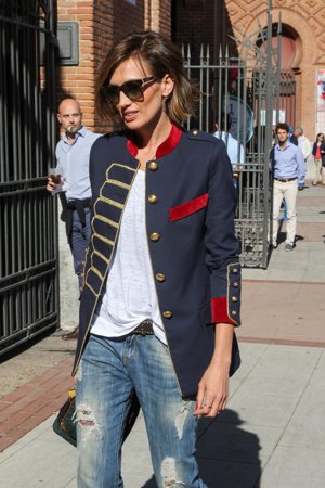 Nieves Álvarez con una blazer navy combinada con unos ripped jeans y unas sandalias de empeine jaula negras