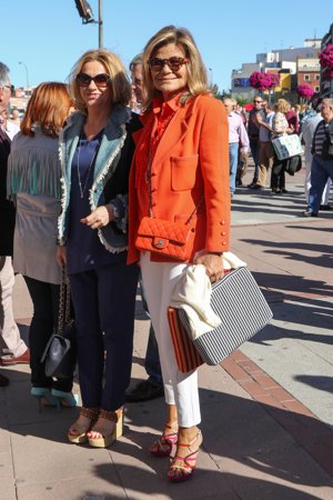 Cari Lapique apostó por el color con una blazer naranja a juego con su bolso Chanel 2.55. Pantalones blancos y sandalias de fantasía completaban su look.