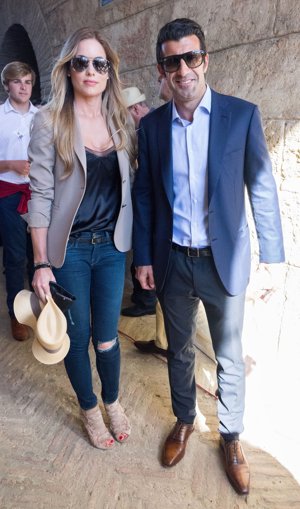 Helen Swedin con un outfit formado por ripped jeans y blazer en tonos cálidos