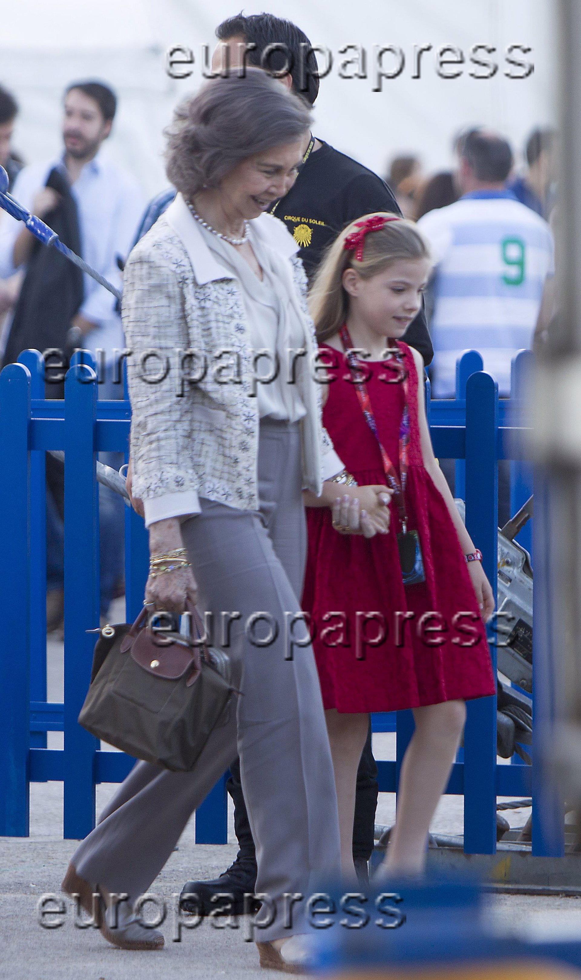 La Infanta Sofía, acompañada por la reina emérita Sofía