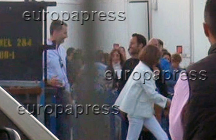 Felipe VI hablando con gente del público