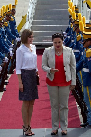 La Reina Letizia aterrizó en la base militar de Enrique Soto Cano, Palmerola, norte de Tegucigalpa Honduras donde fue recibida por la primera dama del país, Ana García Hernández.