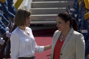 La Reina Letizia aterrizó en la base militar de Enrique Soto Cano, Palmerola, norte de Tegucigalpa Honduras donde fue recibida por la primera dama del país, Ana García Hernández.