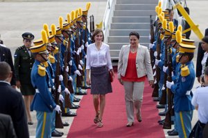 La Reina Letizia aterrizó en la base militar de Enrique Soto Cano, Palmerola, norte de Tegucigalpa Honduras donde fue recibida por la primera dama del país, Ana García Hernández.