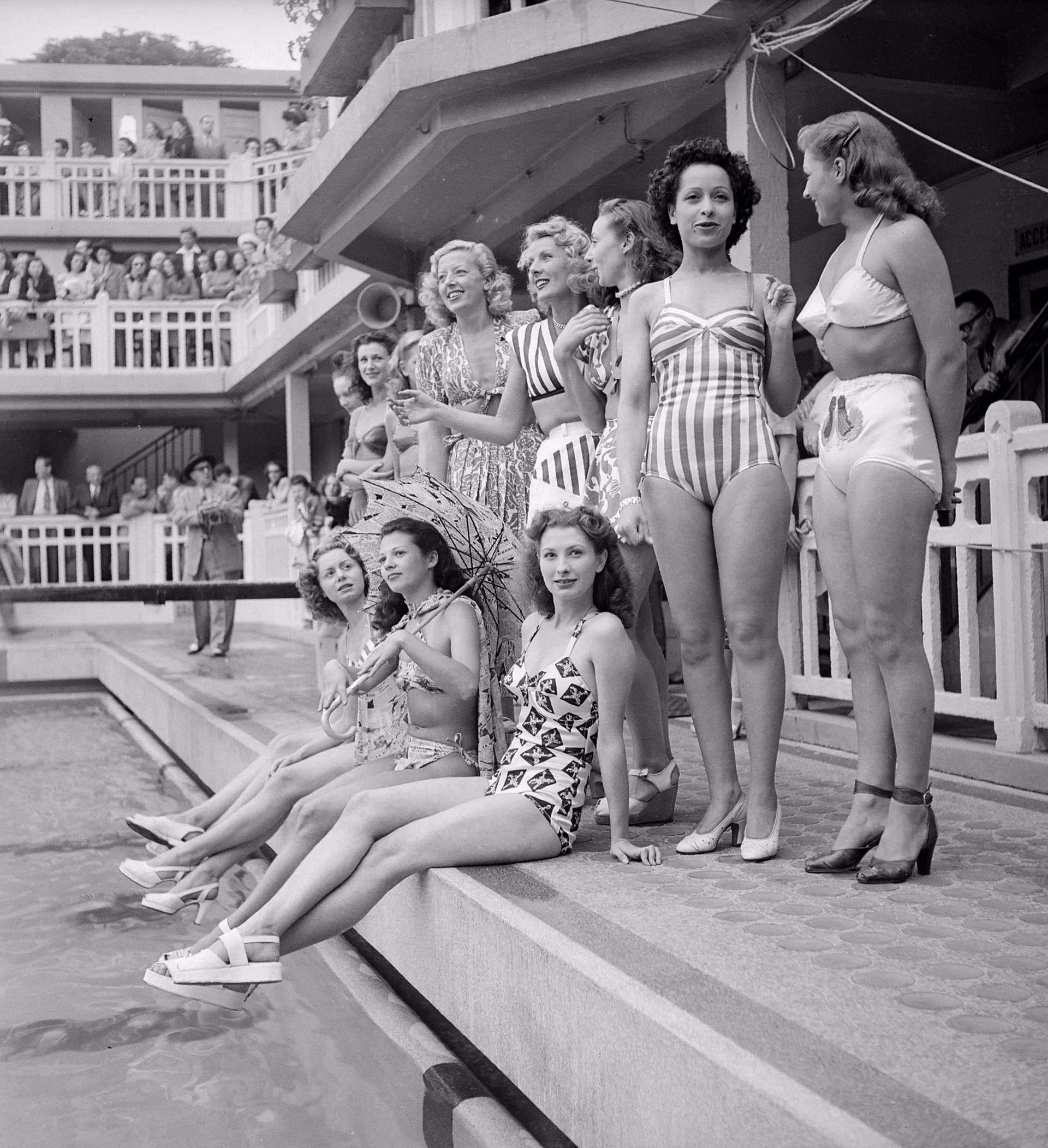 Foto antigua de mujeres en las piscinas del Hotel Molitor 