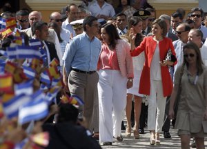 La Reina Letizia saludando en Honduras