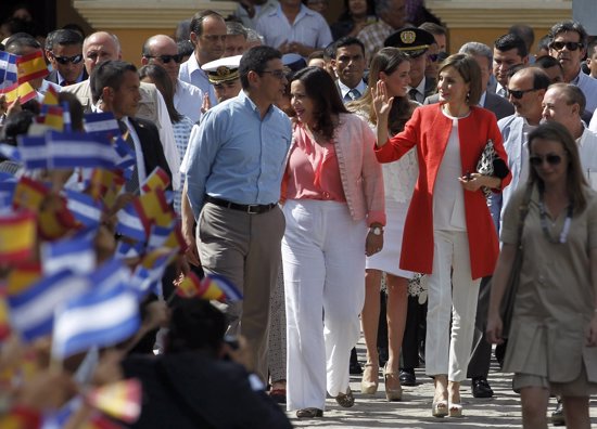 Reina Letizia en Honduras vestida de blanco