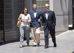 El actual Presidente de la Academia de Cine, Antonio Resines apoyado con una muleta