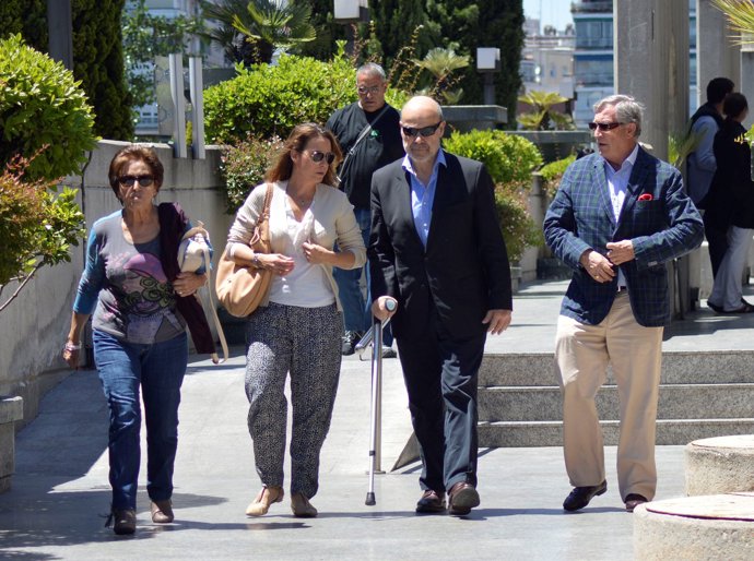 El actual Presidente de la Academia de Cine, Antonio Resines apoyado con una muleta