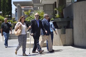 El actual Presidente de la Academia de Cine, Antonio Resines apoyado con una muleta