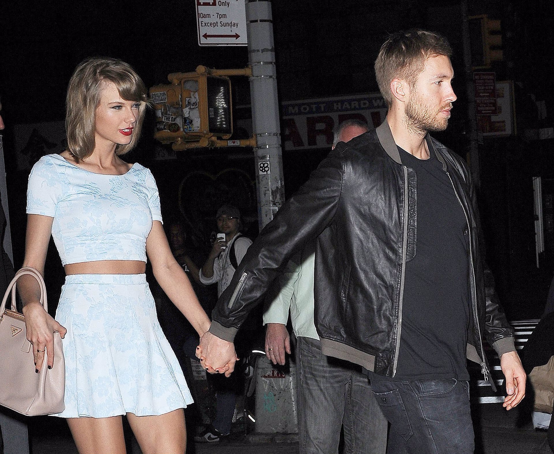 Taylor Swift y Calvin Harris pasean su amor agarrados de la mano