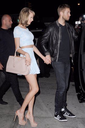 Taylor Swift Calvin Harris pasean de la mano