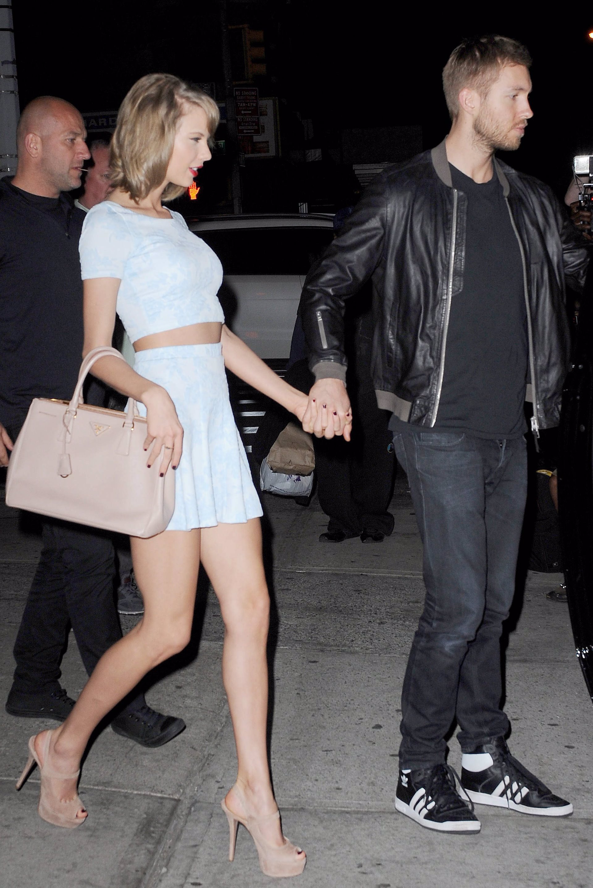 Calvin Harris y Taylor Swift pasean su amor agarrados de la mano
