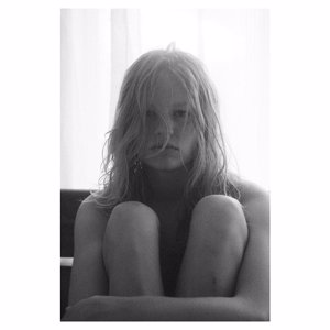 Anna Ewers nos trae junio montados en su bici del calendario Pirelli