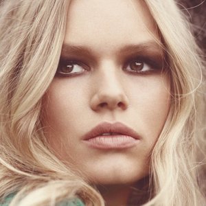 Anna Ewers nos trae junio montados en su bici del calendario Pirelli