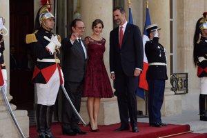 La Reina Letizia deslumbra con un espectacular vestido en tul marsala bordado con hilo y cristal borgoña, combinado con un clutch cristal negro.