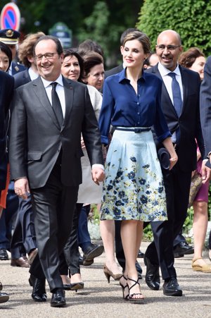 La Reina durante la visita a la a la exposición 'Velázquez y el triunfo de la pintura española' en el Grand Palais de París, donde lució un look de Carolina Herrera compuesto por una falda con print floral al más puro estilo de los pintores impresionistas franceses.