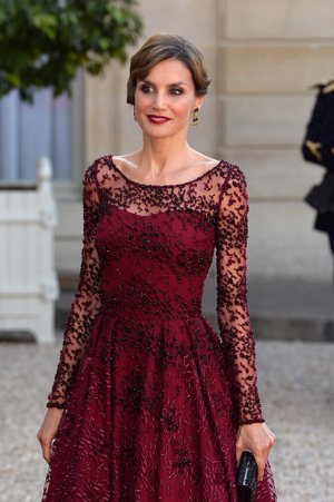 La Reina Letizia deslumbra con un espectacular vestido en tul marsala bordado con hilo y cristal borgoña, combinado con un clutch cristal negro.