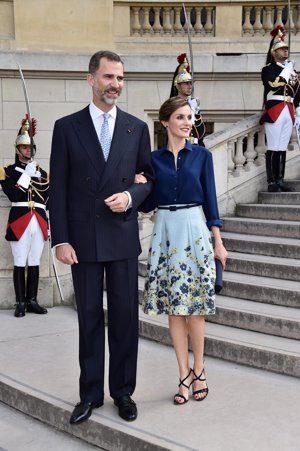 La Reina durante la visita a la a la exposición 'Velázquez y el triunfo de la pintura española' en el Grand Palais de París, donde lució un look de Carolina Herrera compuesto por una falda con print floral al más puro estilo de los pintores impresionistas franceses.