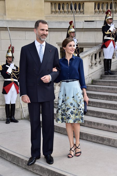 Reina Letizia Ortiz con look de carolina herrera en París con Felipe VI