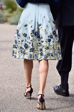 La Reina durante la visita a la a la exposición 'Velázquez y el triunfo de la pintura española' en el Grand Palais de París, donde lució un look de Carolina Herrera compuesto por una falda con print floral al más puro estilo de los pintores impresionistas franceses.